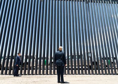 US-Präsident Donald Trump betrachtet im Juni 2020 einen Abschnitt der Grenzmauer zwischen Mexiko und den Vereinigten Staaten. US-Präsident Donald Trump betrachtet im Juni 2020 einen Abschnitt der Grenzmauer zwischen Mexiko und den Vereinigten Staaten.