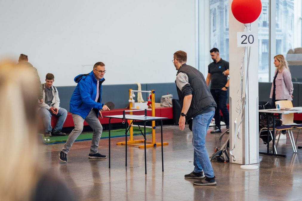 zur Vergrößerungsansicht des Bildes: Foto: Zwei Personen spielen Tischtennis.